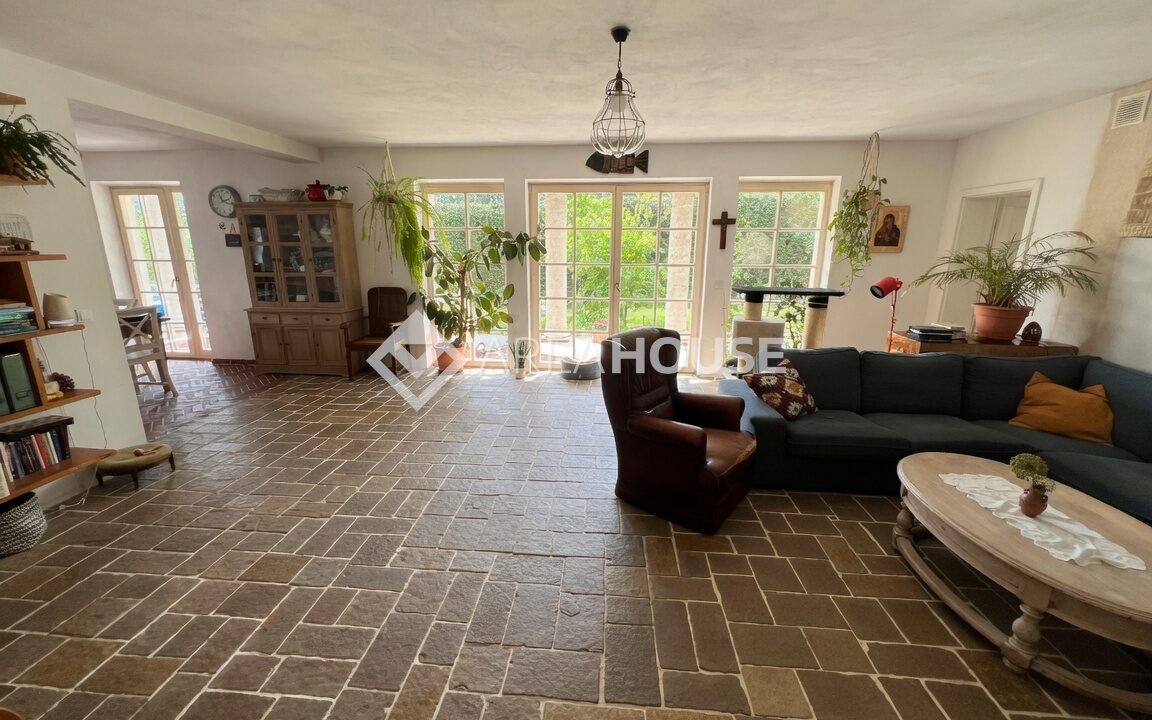 242037_3